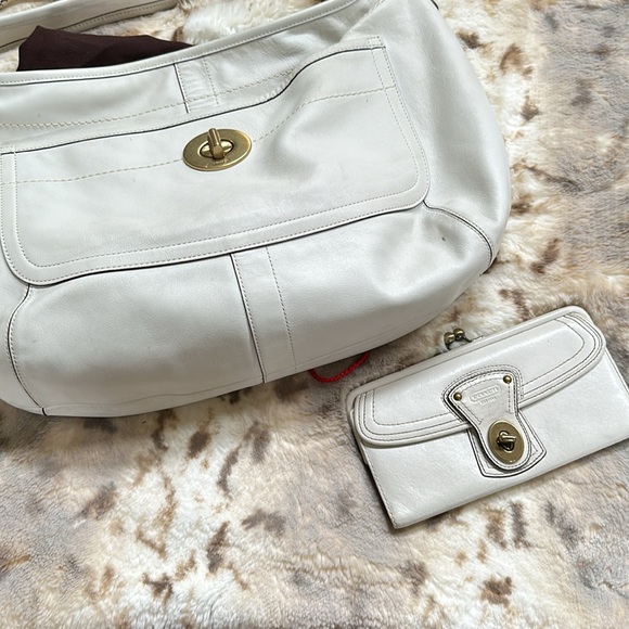 Coach large ivory hobo with wallet - Picture 15 of 16